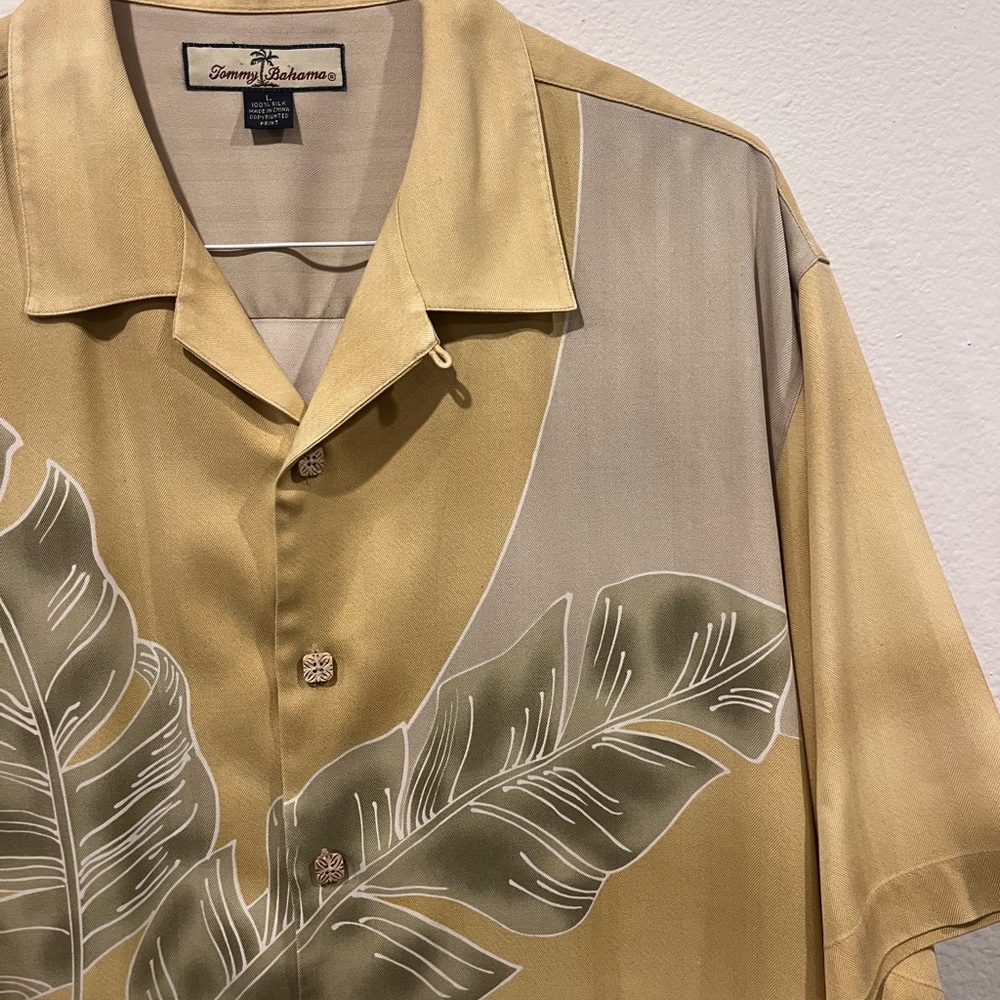 TOMMY BAHAMA Size L Men’s 100% Silk Hawaiian Camp Shirt Yellow Green Palm Leaf - Picture 3 of 6